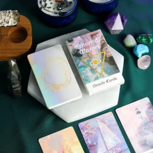 Orakelkort Ethereal Waters med pastellfärgade motiv och kristaller runtom