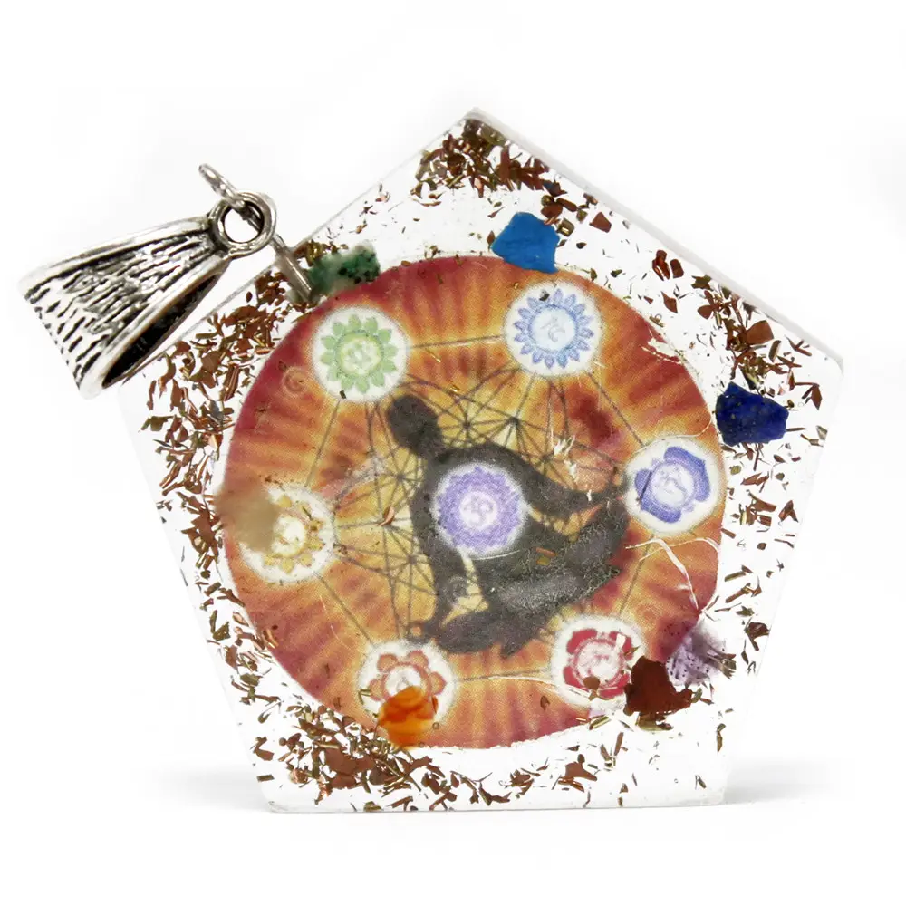 Oktagonformat orgonit-halsband med chakra-symboler och kopparflisor