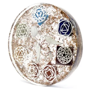 Rund ormonit skrivbordsdekoration med kopparspån och chakra-symboler