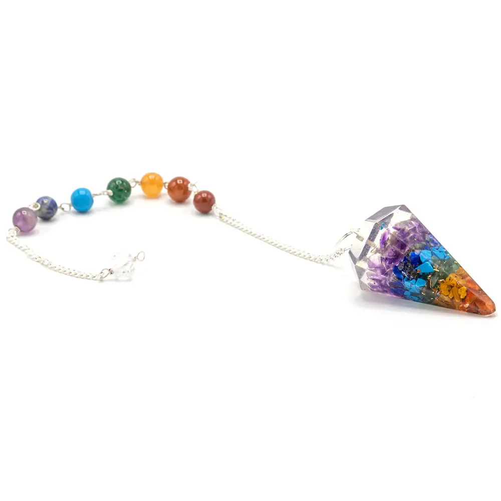 Chakra-pendel i orogonit med färgade kristaller och kedja med kulor
