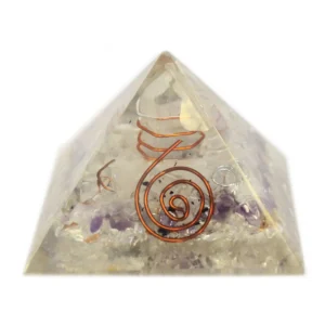 Transparent orgonitpyramid med kopparspiral och ädelstensflisor