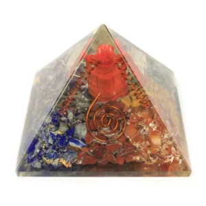 Handgjord orgonitpyramid med röd Ganeshfigur och ädelstensflisor