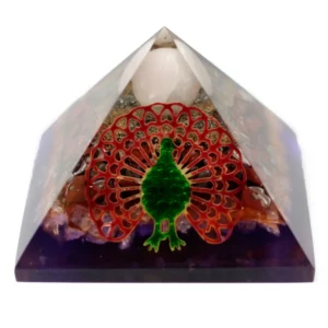 Orgonitpyramid med påfågelmotiv och jordfärgad bas