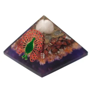 Orgonitpyramid 70 mm med påfågelmotiv och jordfärgad bas - produktbild 3