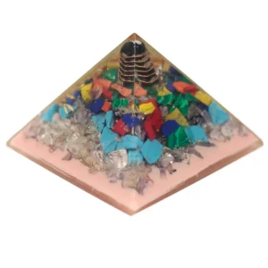 Orgonitpyramid 70 mm med trädmotiv och jordbas - produktbild 2
