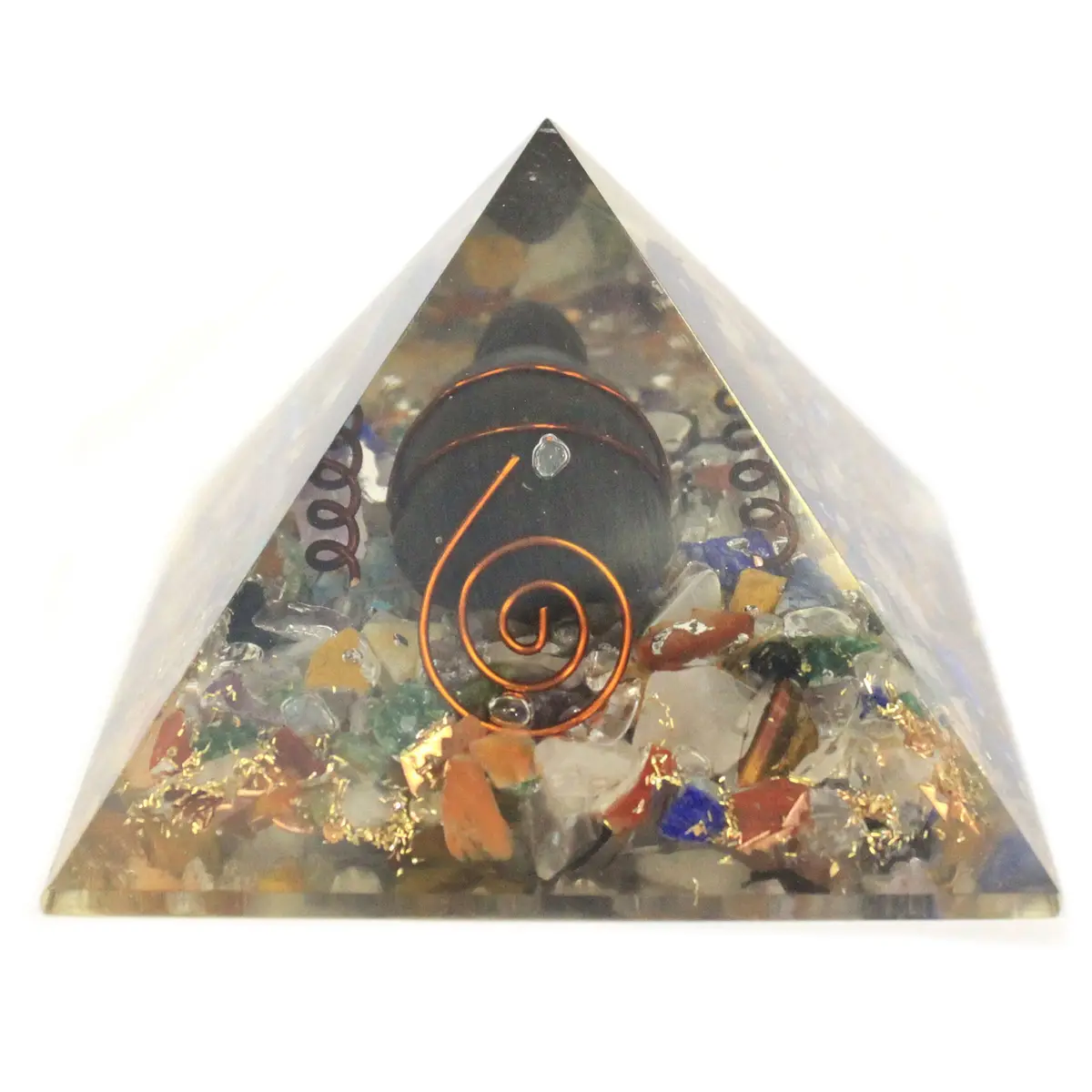 Handgjord orgonitpyramid med kopparspiral och färgade ädelstensflisor