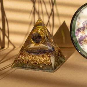 Orgonitpyramid med ametist och kopparflisor 7x6 cm - produktbild 2
