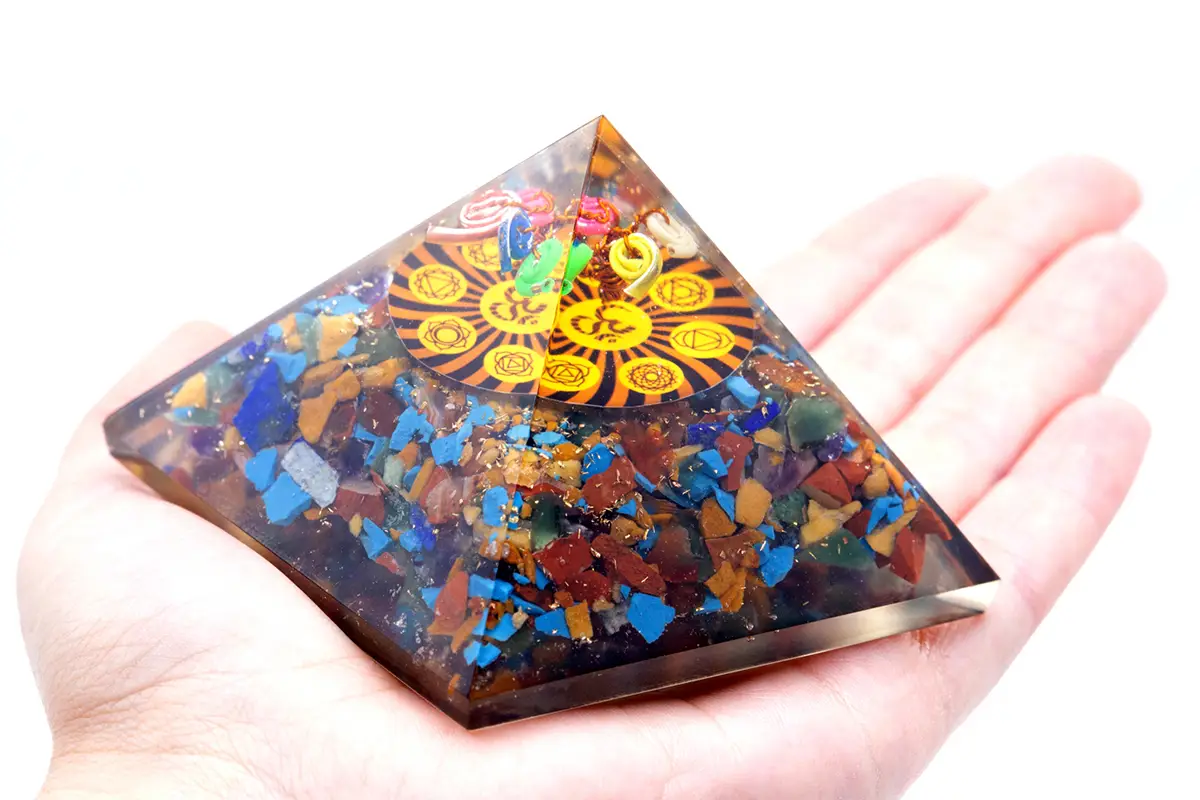 Orgonitpyramid med chakra-symboler 70 mm - produktbild 2