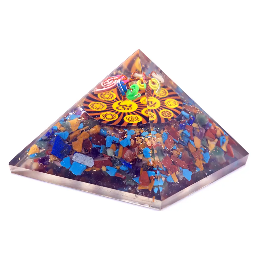 Färgglad orogonitpyramid med chakra-symboler och mineralfragment