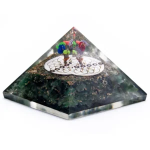 Orgonitpyramid med grön aventurin och symbolen Livets blomma på vit bakgrund