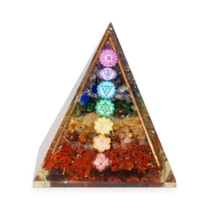Orgonitpyramid med färgglada chakrastenar och kopparstavar