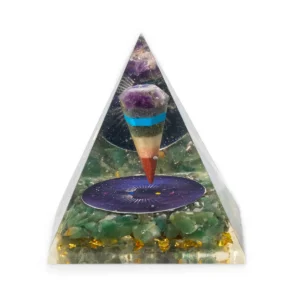 Orgonitpyramid med pendel och gröna aventurinkristaller i resin
