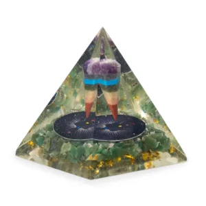 Orgonitpyramid med pendel och gröna aventurinkristaller 7x6 cm - produktbild 2