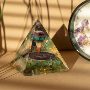 Orgonitpyramid med pendel och gröna aventurinkristaller 7x6 cm - produktbild 3