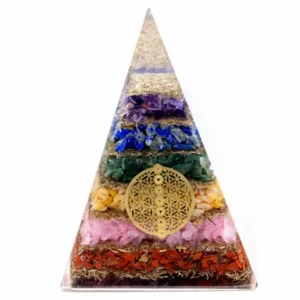 Färgglad orgonitpyramid med sju chakran och guldfärgad symbol för livets blomma