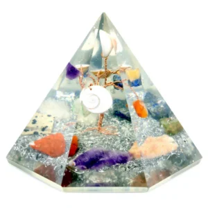 Orgonitpyramid med sju sidor och visdomsträd av koppartråd och ädelstenar