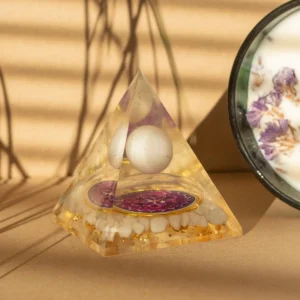 Orgonitpyramid med vit kvartsboll och kvartsbitar 7x6 cm - produktbild 2