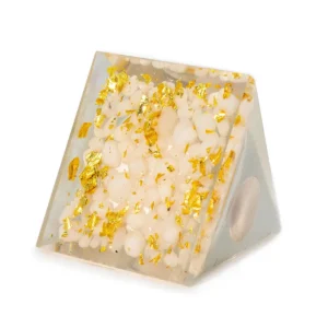 Orgonitpyramid med vit kvartsboll och kvartsbitar 7x6 cm - produktbild 4