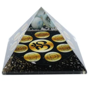 Orgonitpyramid med Midnight Om Chakra-symboler och metallspån