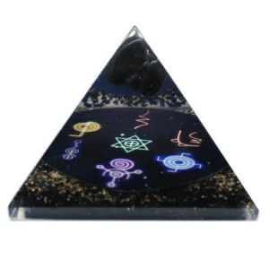 Svart orgonitpyramid med färgglada Reiki-symboler och metallspån