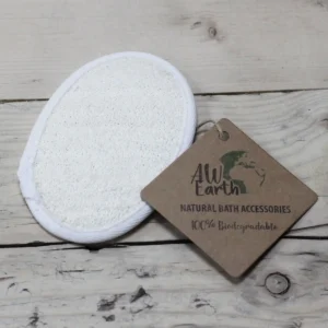 Oval naturlig loofah-kroppsskrubb med etikett på träyta