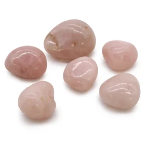 Sex stora trumlade rosenkvartsstenar i olika rosa nyanser på vit bakgrund