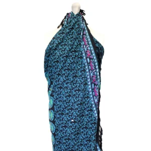 Färgstark Peacock Classic Mandela sarong med blå och lila mönster på svart botten
