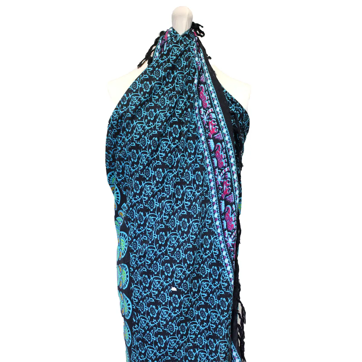 Färgstark Peacock Classic Mandela sarong med blå och lila mönster på svart botten