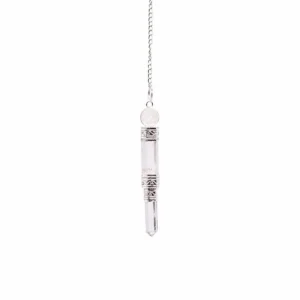 Klar bergkristallpendel med silverfärgade detaljer och kedja mot vit bakgrund