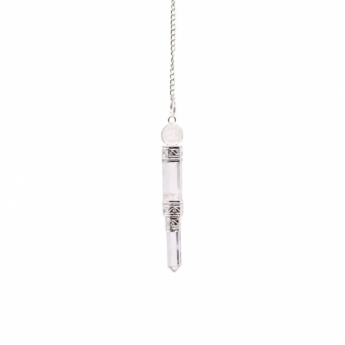 Klar bergkristallpendel med silverfärgade detaljer och kedja mot vit bakgrund