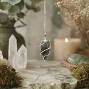 Pendel i rå mossagat med silverfärgad spiral och kedja - produktbild 4