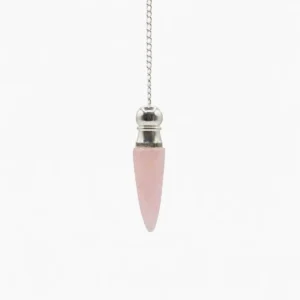Spetsig pendel i mjukt rosa rosenkvarts med silverpläterat hölje och kedja
