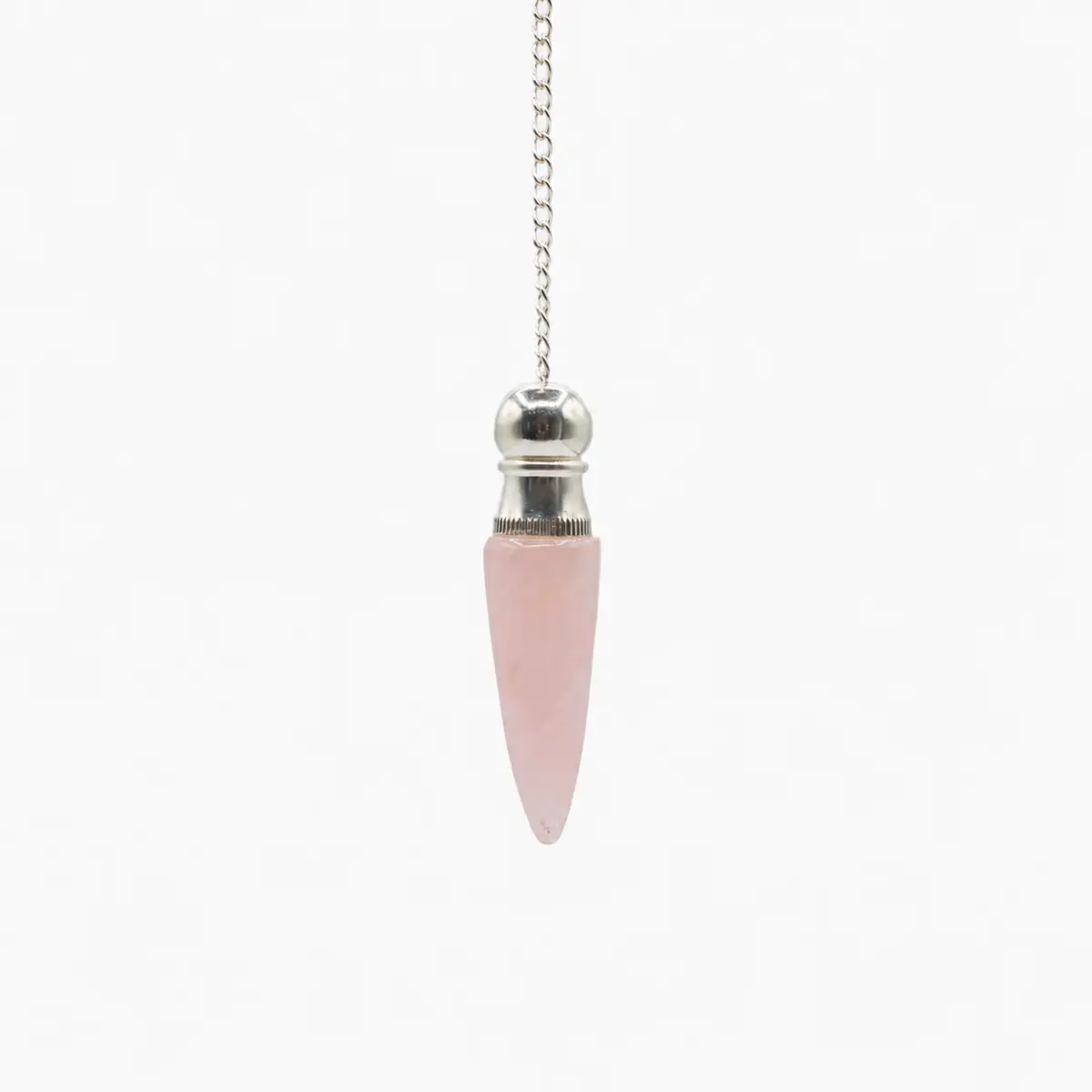 Spetsig pendel i mjukt rosa rosenkvarts med silverpläterat hölje och kedja