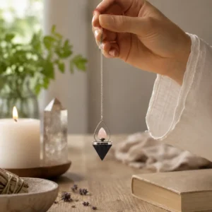 Pendel i svart agat och rosenkvarts i lyktdesign - produktbild 3