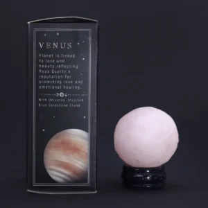Planetskulptur av rosa rosenkvarts på ett glittrande blått guldkristallstativ