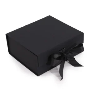 Svart fyrkantig presentask med sidenband i platt paket-design