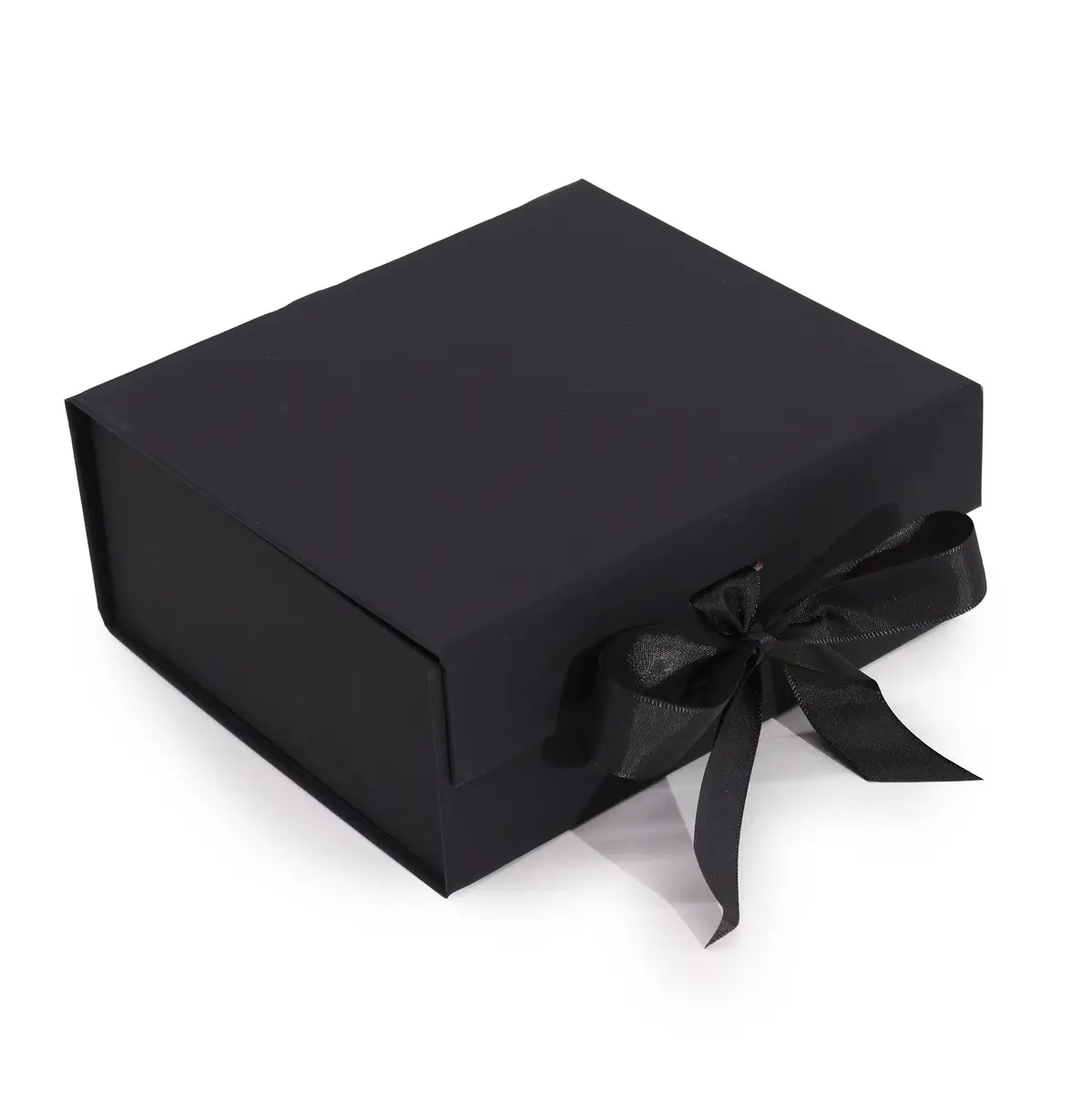 Svart fyrkantig presentask med sidenband i platt paket-design