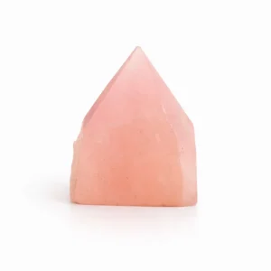 Polerad rosa spets av rosenkvarts på vit bakgrund