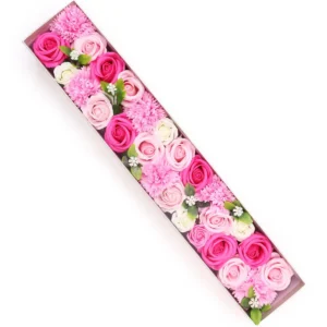 Extra lång presentask fylld med rosa tvåltrosor och dekorativa blad
