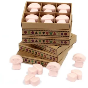 Presentförpackning med sex små rosa doftvax formade som figurer i kartongfack