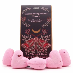 Presentförpackning med fem rosa hjärtformade badbomber framför