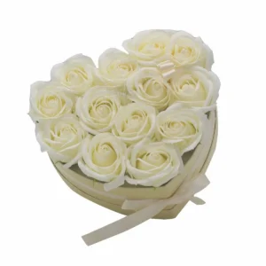 Presenttvålblomsterbukett med 13 krämvita rosor i hjärtformad ask - produktbild 2