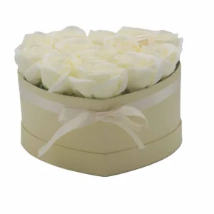 Presenttvålblomsterbukett med 13 krämvita rosor i hjärtformad ask - produktbild 3