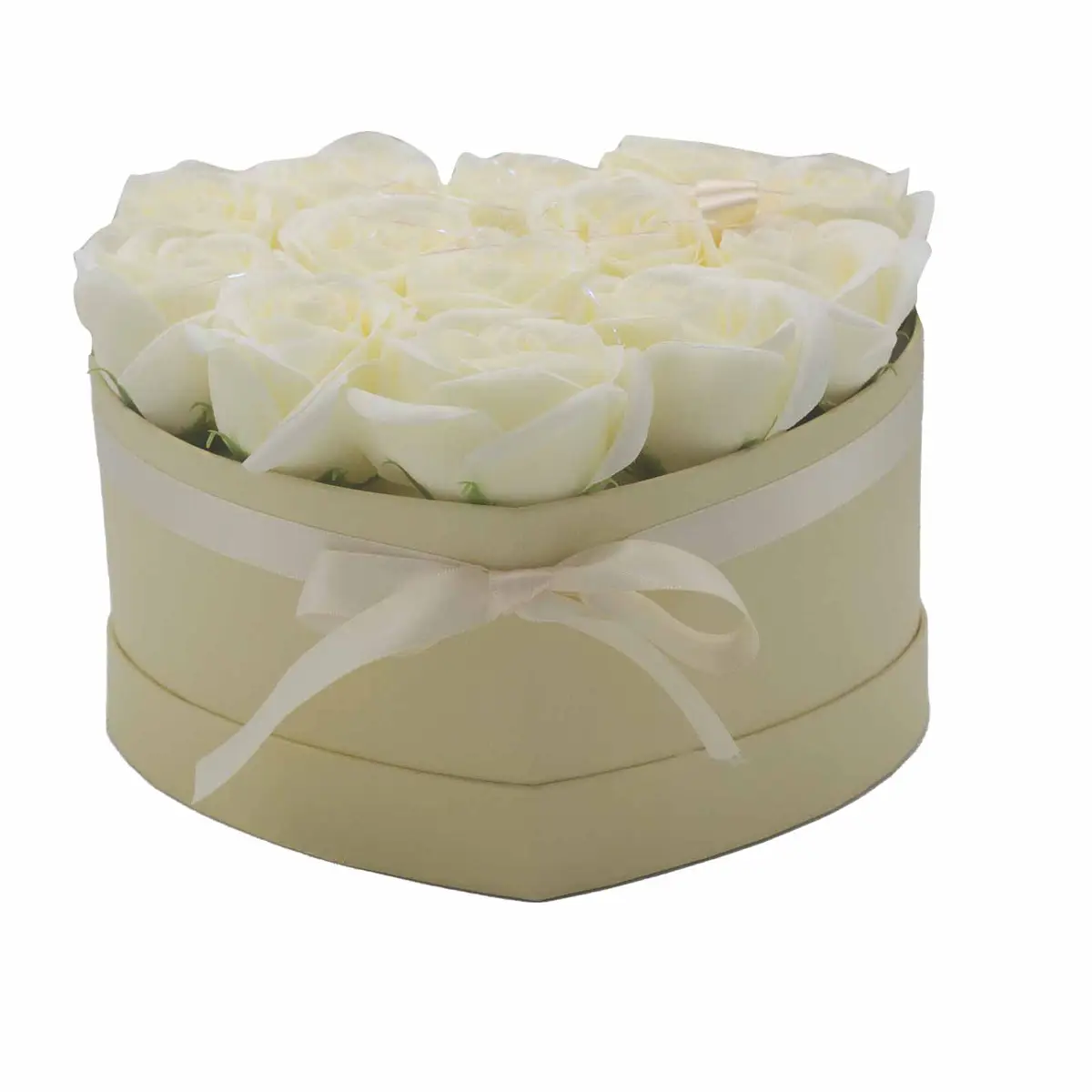 Presenttvålblomsterbukett med 13 krämvita rosor i hjärtformad ask - produktbild 3
