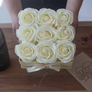 Presenttvålblomsterbukett med 13 krämvita rosor i hjärtformad ask - produktbild 5
