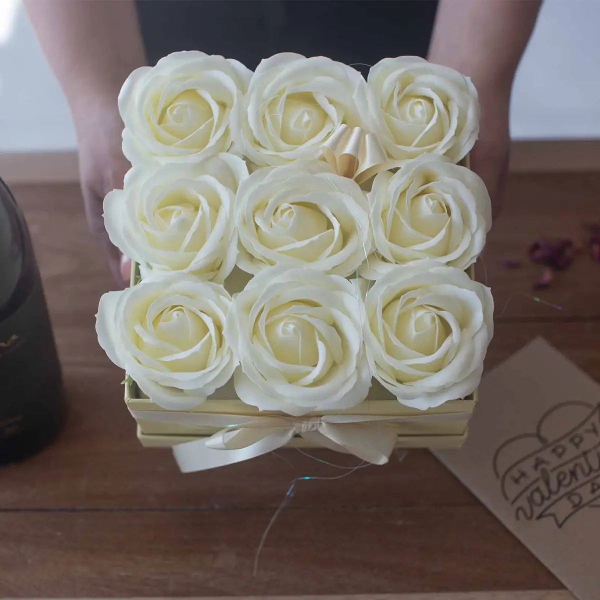 Presenttvålblomsterbukett med 13 krämvita rosor i hjärtformad ask - produktbild 5