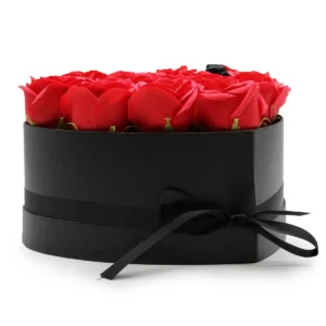 Presenttvålblomsterbukett med 13 röda rosor i hjärtformad ask - produktbild 2