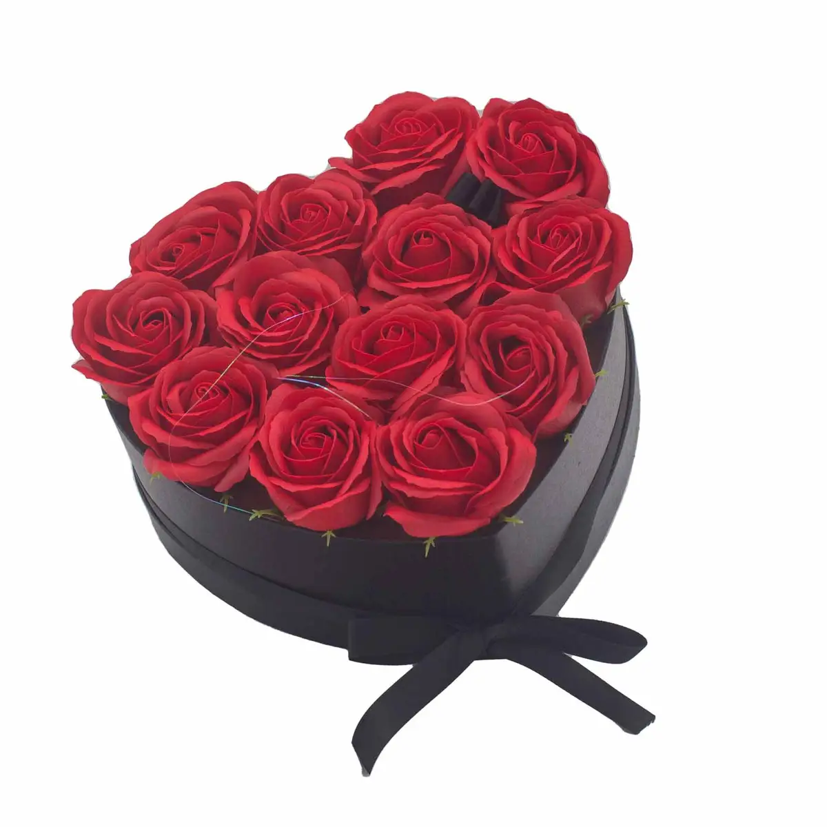Presenttvålblomsterbukett med 13 röda rosor i hjärtformad ask - produktbild 4