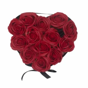 Presenttvålblomsterbukett med 13 röda rosor i hjärtformad ask - produktbild 5