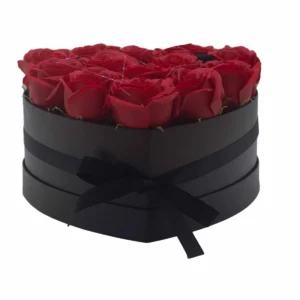 Presenttvålblomsterbukett med 13 röda rosor i hjärtformad ask - produktbild 6